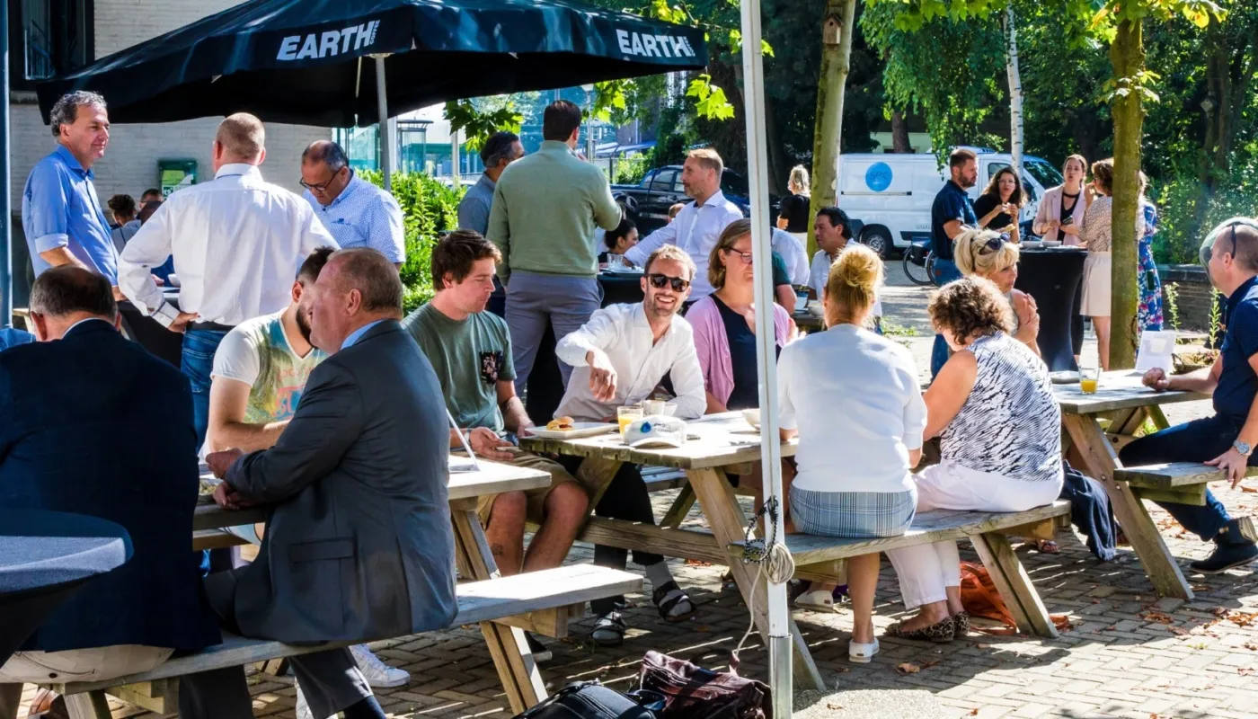 Bezoekers netwerken tijdens een community-evenement bij Dockwize.