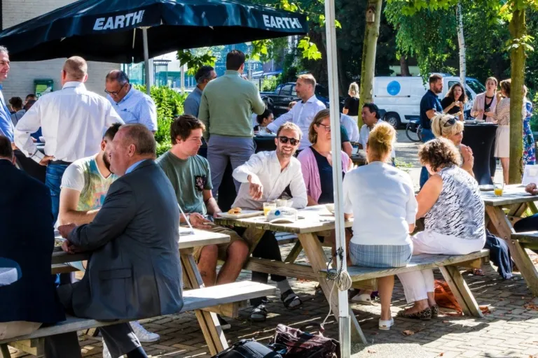 Bezoekers netwerken tijdens een community-evenement bij Dockwize.