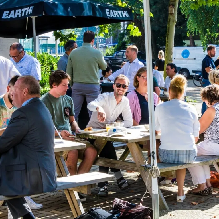 Bezoekers netwerken tijdens een community-evenement bij Dockwize.