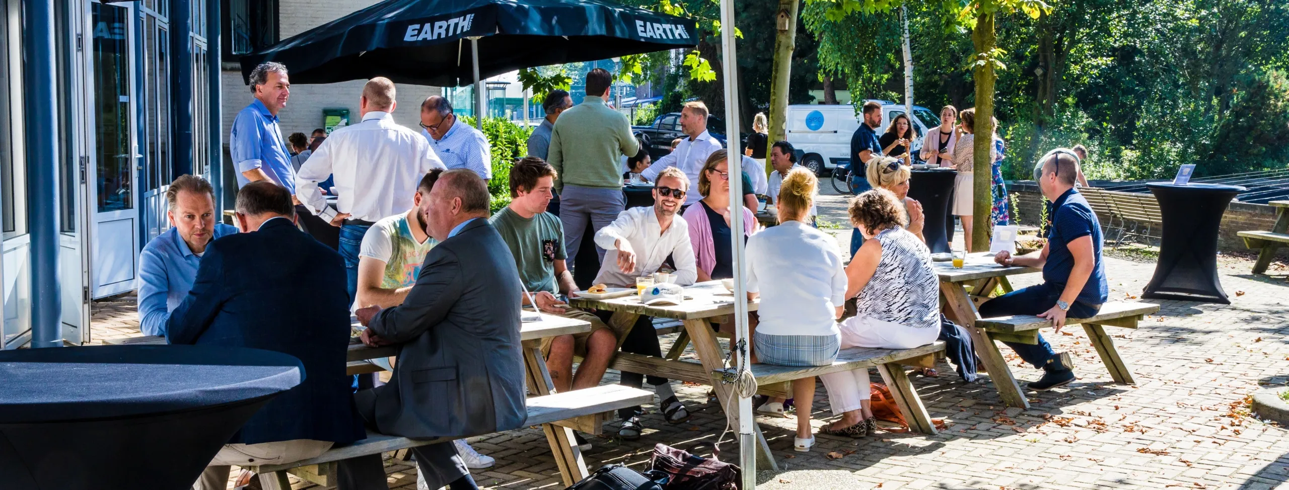 Bezoekers netwerken tijdens een community-evenement bij Dockwize.