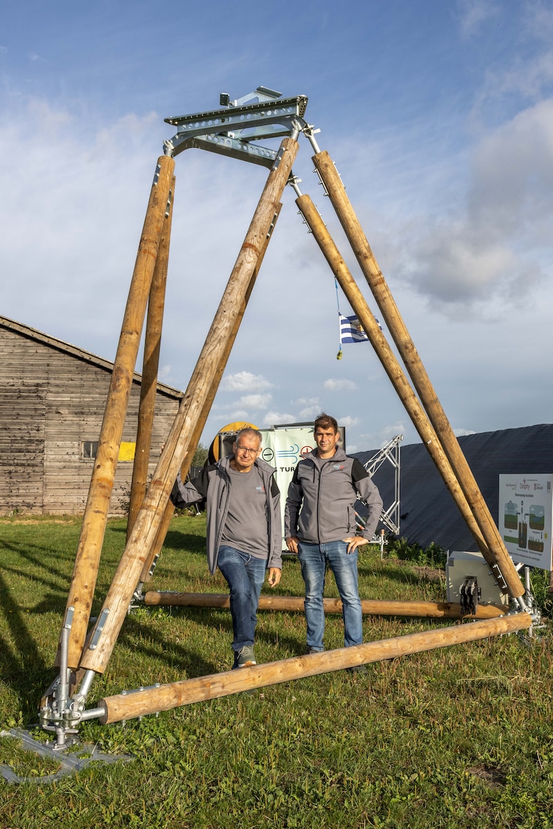 Eric Caron links en Maarten van Oeveren vangen de kracht van de wind met hun uitvinding een vlagmolen 